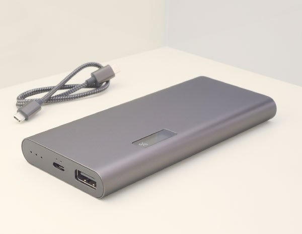 Illustrative slim 10,000mAh 22.5W-class power bank with display and USB ports