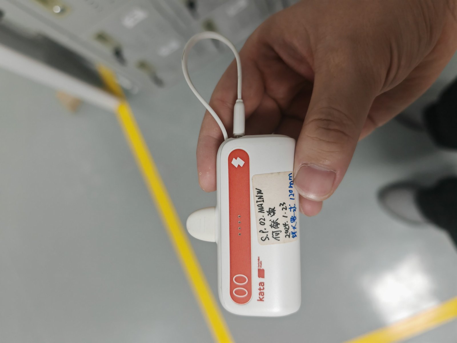 Kata compact built-in cable power bank physical sample with integrated cable and battery indicators