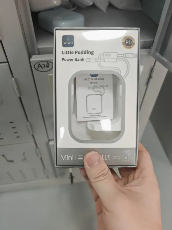 WIWU Little Pudding built-in cable power bank case study